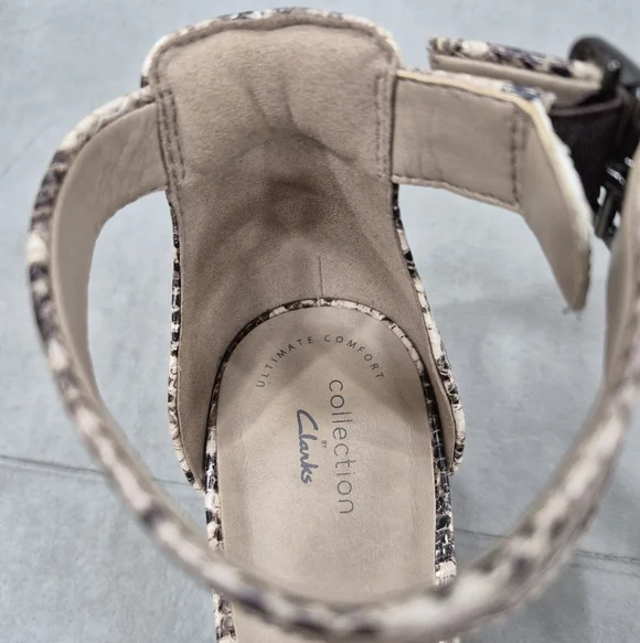 Clarks sandals women's 10 cream black snake embossed padded ankle strap low heel - Picture 11 of 14